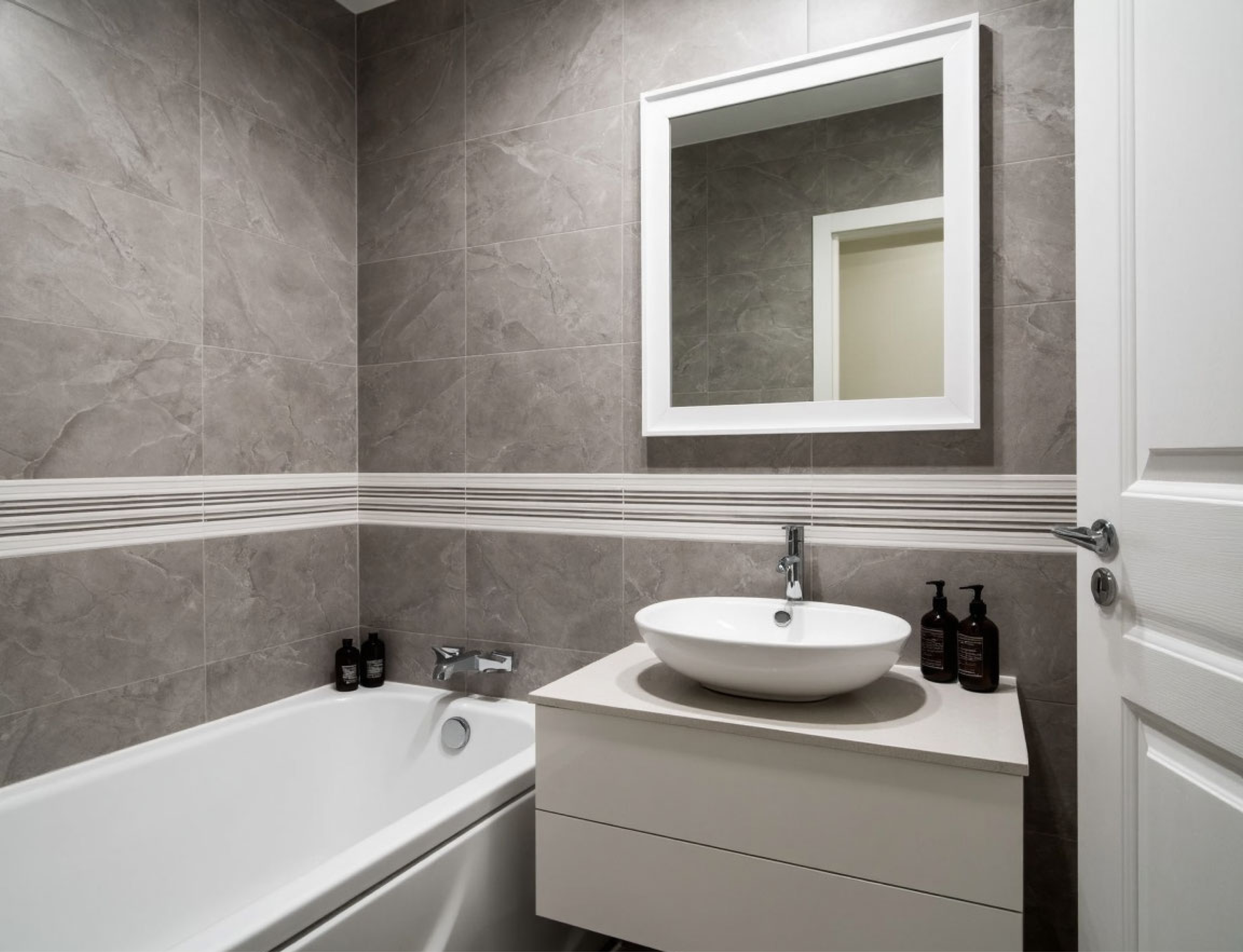 Какие основные различия керамогранита и керамической плитки