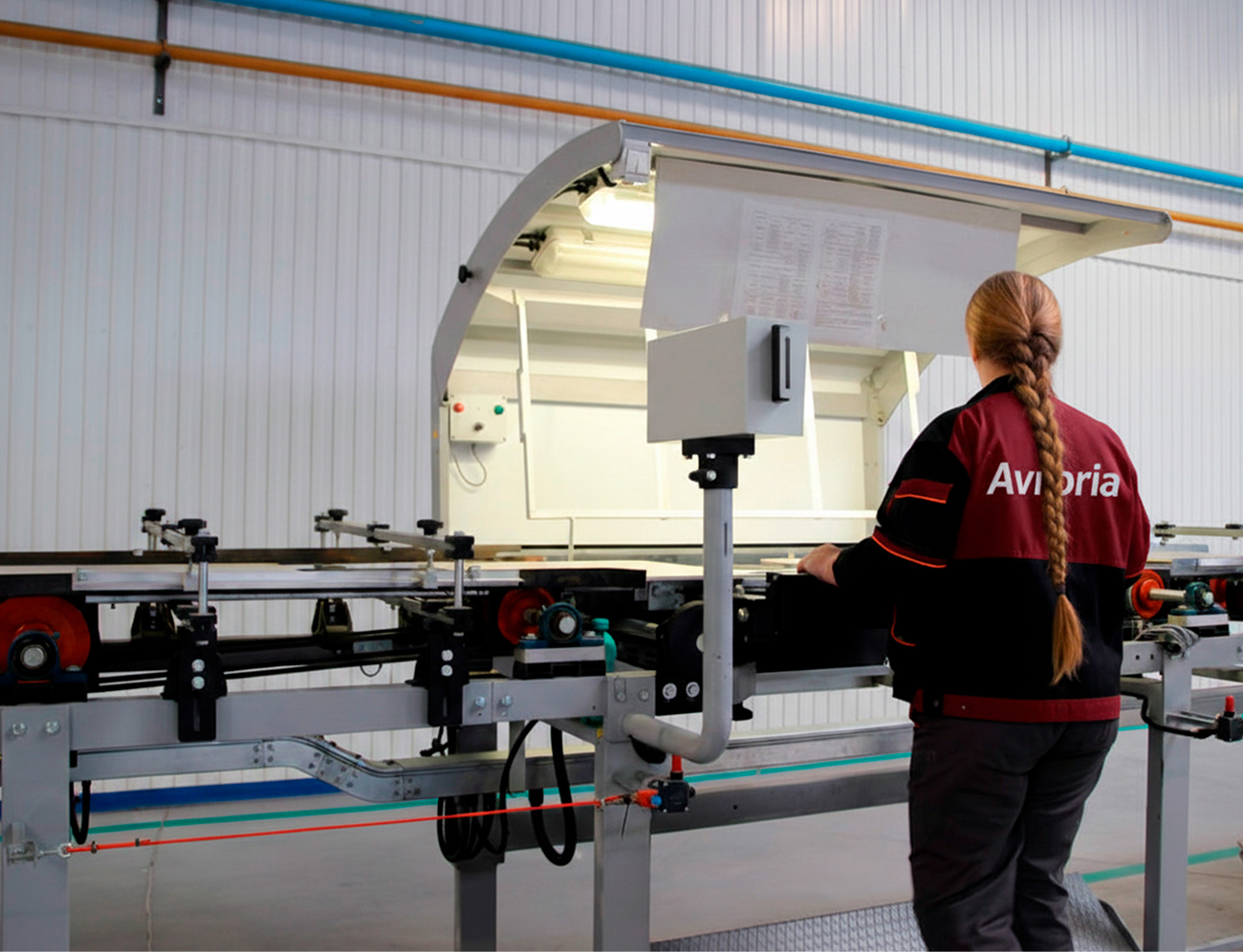 Процесс сортировки и отбраковки керамогранитных плит