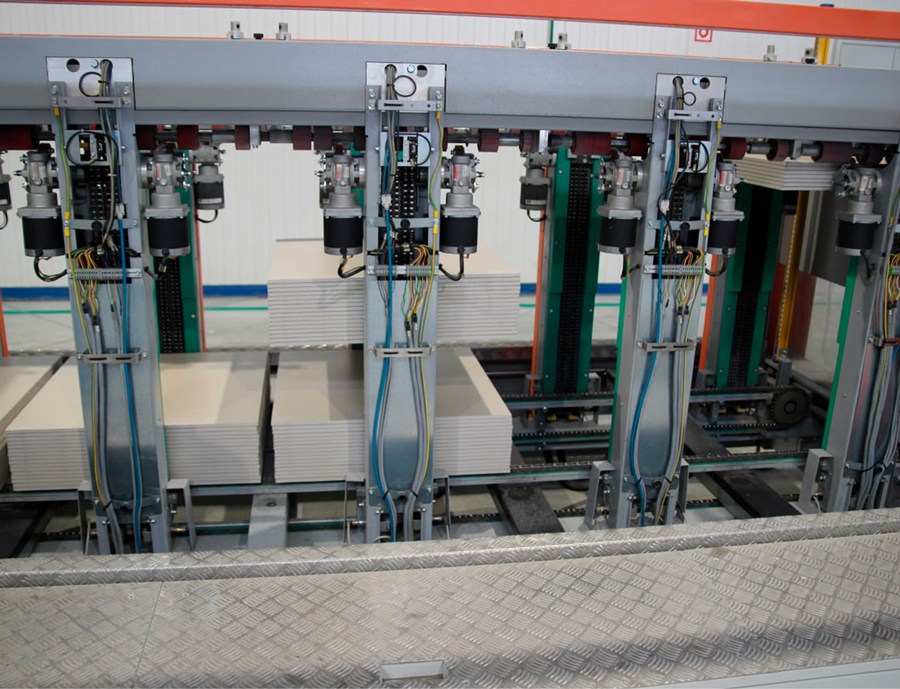 Процесс упаковки керамогранитной плитки